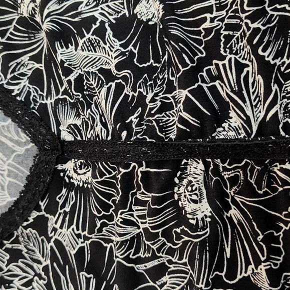 Lane Bryant Long Sleeve Nlack & White Floral V Neck Blouse Sz 18-20 Whimsygoth - Picture 10 of 11